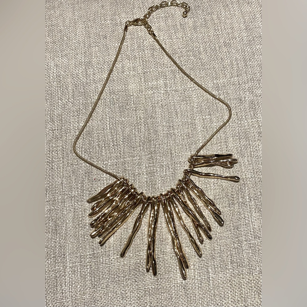 Beautiful chunky gold necklace
